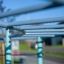 Équipement de jeu extérieur, Dolphin steel structure, gros plan des barres horizontales bleu clair.