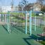 Équipement de jeu Dolphin steel structure dans un parc.