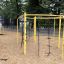 Équipement de jeu jaune Dolphin steel structure dans un parc