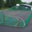 Terrain de sport extérieur « San Siro » avec clôture et panier de basket.