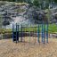Équipements de terrain de jeu extérieurs Orca steel structure dans un parc pittoresque.