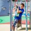 Enfant jouant sur les équipements de terrain de jeu Orca steel structure.