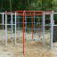 Équipements de terrain de jeu Orca steel structure dans un parc avec filets et cordes d'escalade.