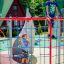 Enfants jouant sur une structure d'escalade Orca steel structure dans une aire de jeux.