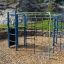 Structure d'escalade de terrain de jeu en acier nommée Orca dans un parc.
