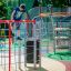 Enfant grimpant sur les équipements de terrain de jeu Orca steel structure.
