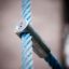 Gros plan sur l'attache de corde bleue de Orca steel structure.