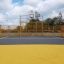 Terrain de sport extérieur avec clôtures et panier de basket, produit Maracana.