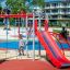 Enfants jouant sur l’équipement de jeu Sword fish steel structure