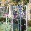Enfant jouant sur le portique Sword fish steel structure dans une aire de jeux.