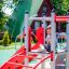 Enfant jouant sur le Sword fish steel structure dans une aire de jeux.