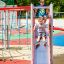 Enfants jouant sur le toboggan Sword fish steel structure dans une aire de jeux.