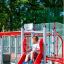 Enfant jouant sur le toboggan Sword fish steel structure dans une aire de jeux.