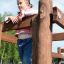 Fille jouant sur Stranda wooden playhouse.
