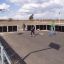 Terrain de sport extérieur avec des enfants jouant au roller hockey, mettant en vedette Anfield Road, équipement multifonctionnel spo
