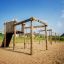 Kampinos wooden playhouse dans une aire de jeux ensoleillée.