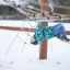 Un enfant joue sur la structure d'escalade Alv dans la neige.