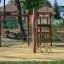 Équipement de aire de jeux pour enfants Alv avec toboggan et filets d’escalade dans un parc.