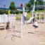 Des enfants jouent sur l'équipement de jeu Alv dans un parc.