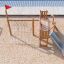 Nature Ship Sandbox, wooden playhouse avec toboggan et filet d’escalade sur une aire de jeux sablonneuse.