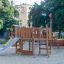 Nature Ship Sandbox, wooden playhouse avec toboggan et structure d’escalade dans une aire de jeux.