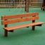 Larchwood Bench sur une aire de jeux avec des structures d’escalade en arrière-plan