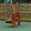 Larchwood Bench dans un parc avec une clôture en bois en arrière-plan