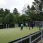 Des enfants jouent au football sur le terrain de sport multifonctionnel Stamford Bridge avec des paniers de basket.