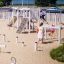 Enfants jouant sur l’équipement de jeu extérieur Alstad.