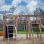 Équipement de jeu pour enfants de Alstad dans un quartier résidentiel avec structures d’escalade et échelle.