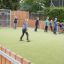 Enfants jouant sur un mini terrain de football Goal.