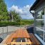Larchwood Table & Bench sur une terrasse ensoleillée