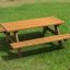 Larchwood Table & Bench installé sur l’herbe verte
