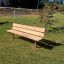 Bench, Steel Contruction avec assise et dossier en bois sur une aire de jeux herbeuse.