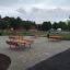 Espace de sièges extérieurs avec plusieurs tables, construction en acier de Lars Laj