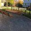 Table en construction acier avec bancs intégrés dans un parc.