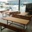Ensemble moderne Table & Bench en métal et bois placé près des quais.