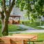 Ensemble en bois Table & Bench sous un arbre dans un parc.