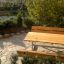 Table & Bench d'extérieur en bois installé dans un jardin.