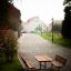 Sièges d'extérieur Table & Bench sur un chemin pavé dans un cadre paisible de petite ville
