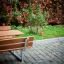 Table & Bench dans un parc avec en arrière-plan de l'herbe verte et un feuillage aux couleurs d'automne.