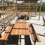 Ensemble extérieur en bois Table & Bench avec couverture.