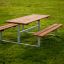 Équipement extérieur en bois Table & Bench sur un champ herbeux.
