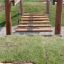 Pont de jeu en bois pour enfants par Dolomiti dans un cadre de jardin.