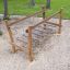 Dolomiti - structure de pont en bois pour aire de jeux dans un parc.