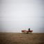 Installation extérieure Table & Bench Quadro sur une plage de sable avec un lac en arrière-plan.