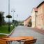 Table & Bench Quadro dans une cour avec des bâtiments et des lampadaires.