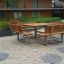 Mobilier d’extérieur Table & Bench Quadro dans une cour-jardin.