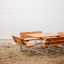 Ensemble Table & Bench Quadro sur une plage de sable au bord du lac.