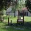 Équipement de jeu extérieur en bois Sintra dans un jardin verdoyant.